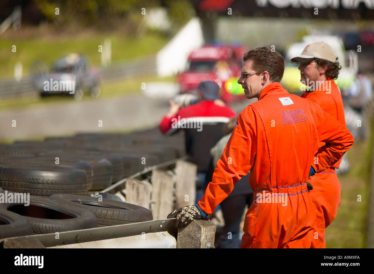Derrière la barrière de sécurité marshalls crash au circuit de course automobile Banque D'Images