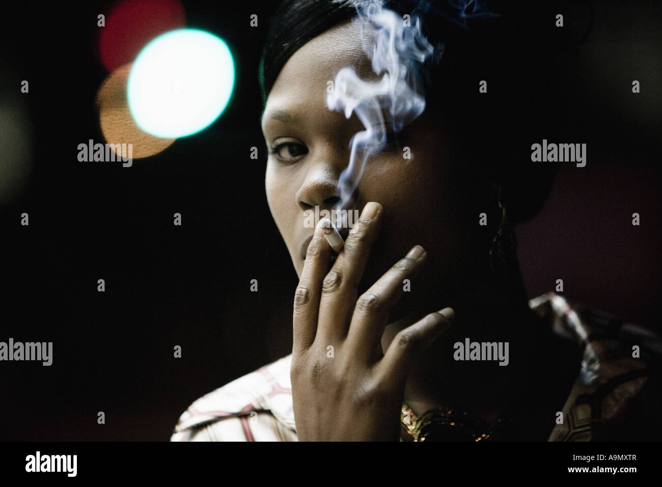 Close-up of a woman smoking a cigarette Banque D'Images