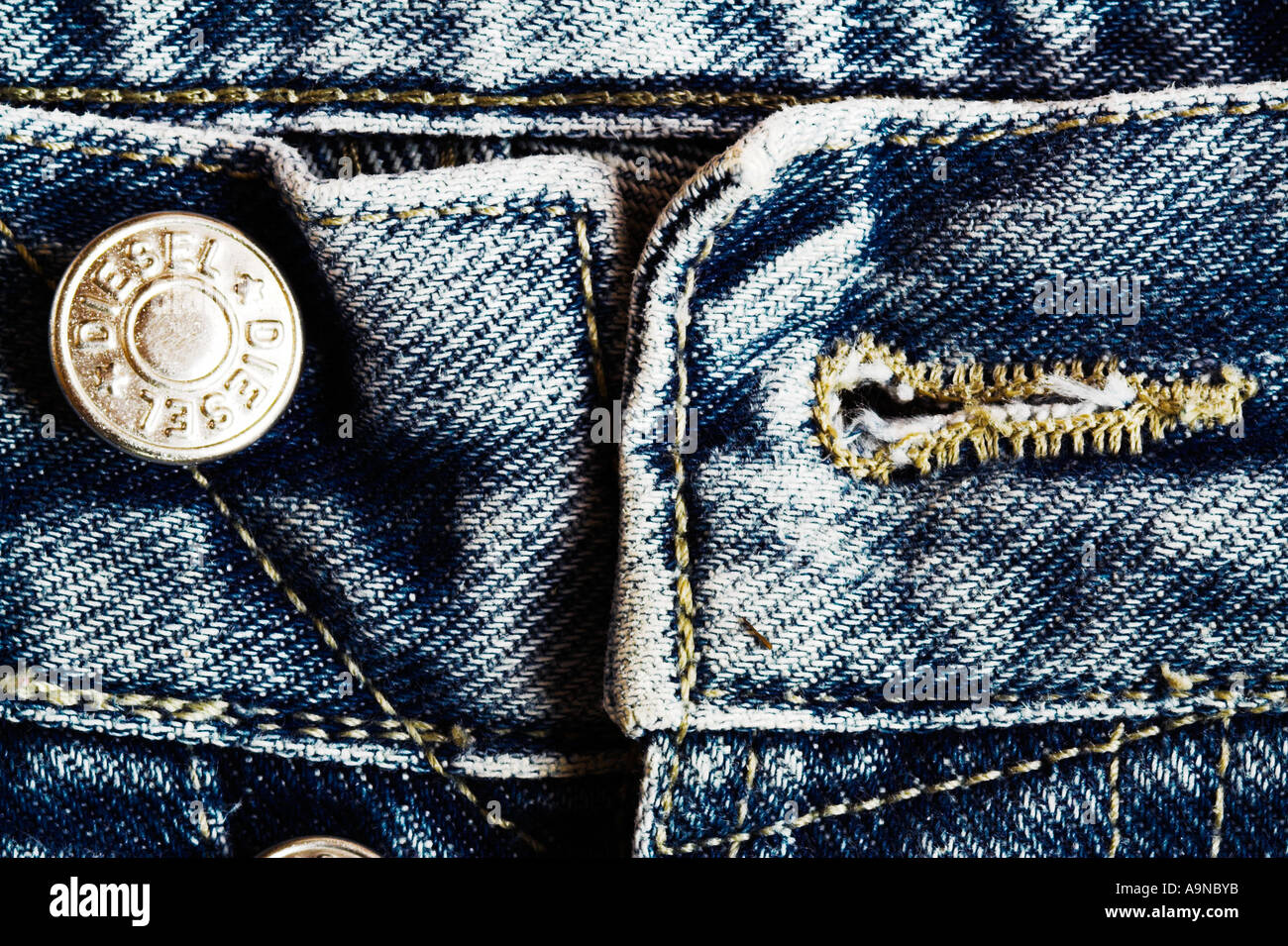 Vol d'un vieux bouton a disparu à paire de jeans en denim Banque D'Images