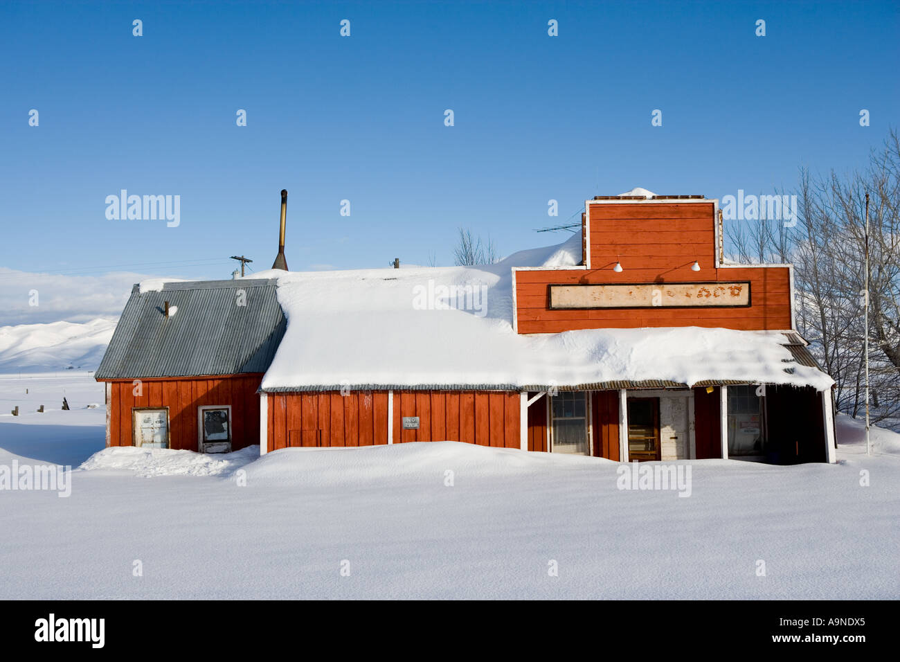 Triste et abandonné le vieux corral Store temps un autre d'hiver sur le Camas Prairie PR Banque D'Images