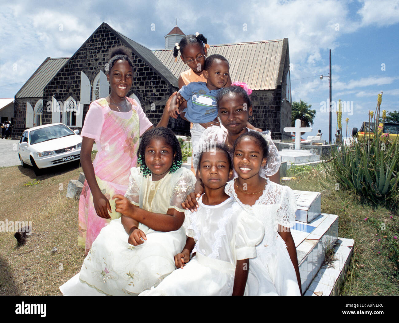 Groupe d'enfants en meilleure dimanche à l'église St Thomas à Nevis Banque D'Images