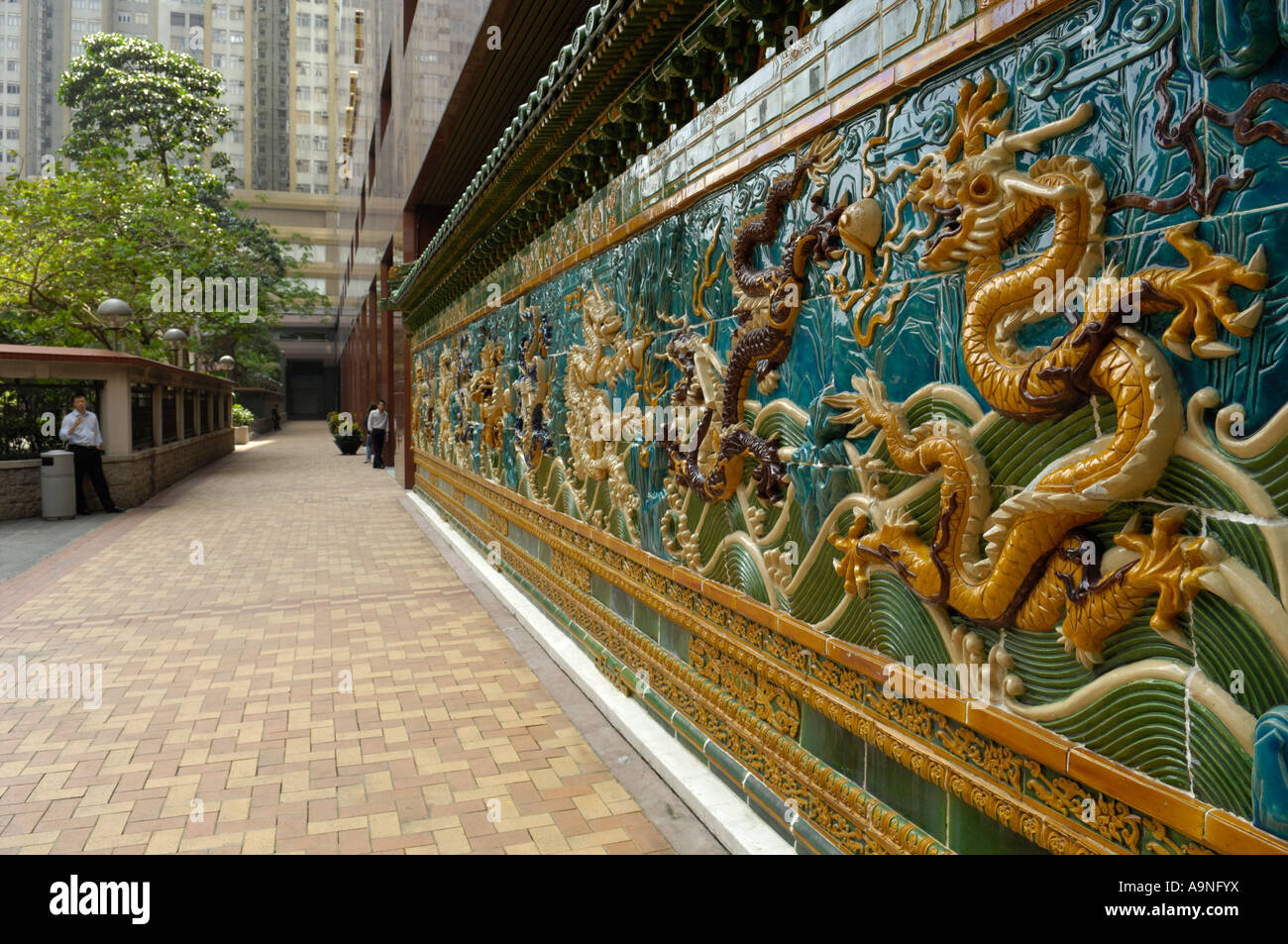 Décorations murales traditionnelles représentant des dragons au centre d'exposition de Hong Kong, en Chine Banque D'Images