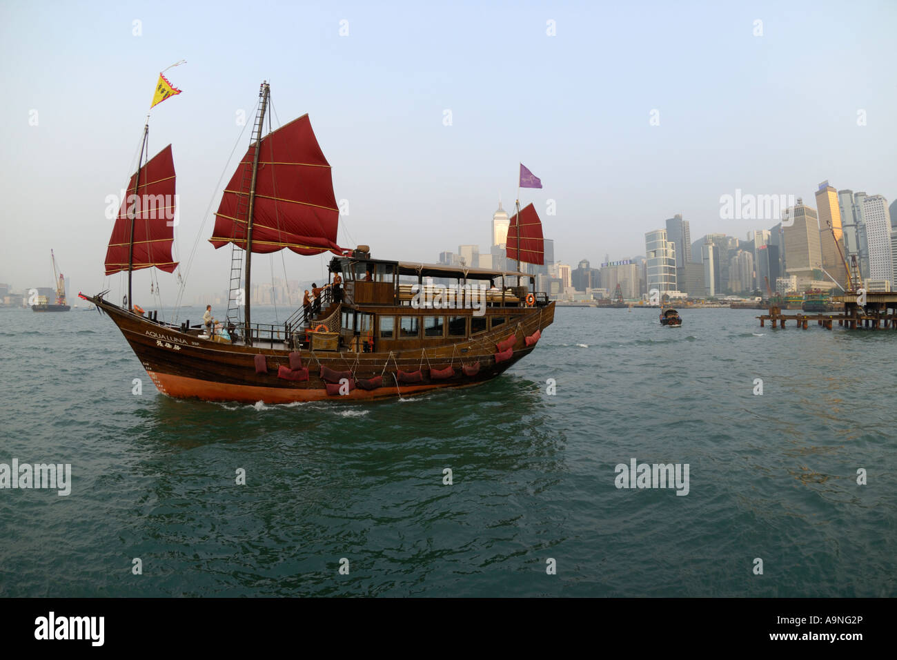 Bateau à voile près de Hong Kong's Central, le CN Banque D'Images