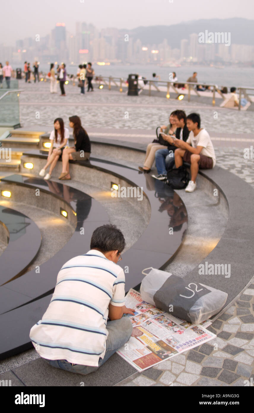 Le quai Tsim Sha Tsui à la tombée de la nuit à Kowloon, en RAS de Hong kong Banque D'Images