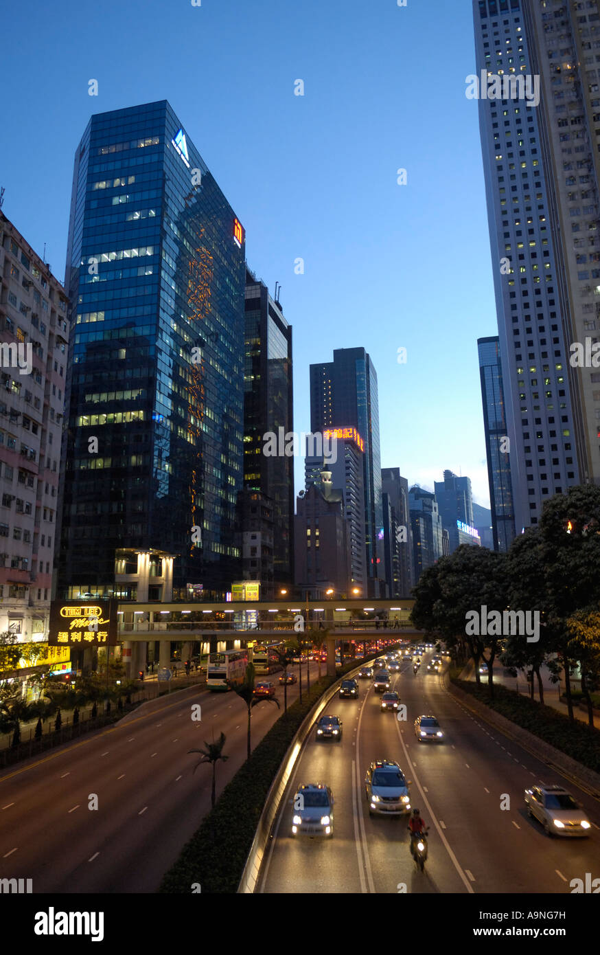 Crépuscule est régler sur Gloucester Road., Hong Kong SAR Banque D'Images