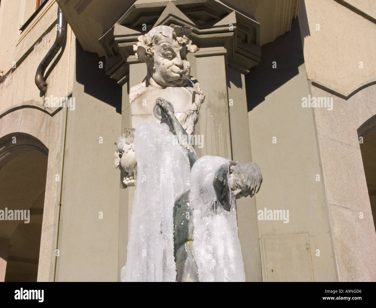 Statue Sculpture gelé près de Karlsplatz stachus tor gate plaza Bayern Munchen Munich bavaria Allemagne monument voyage arch Banque D'Images