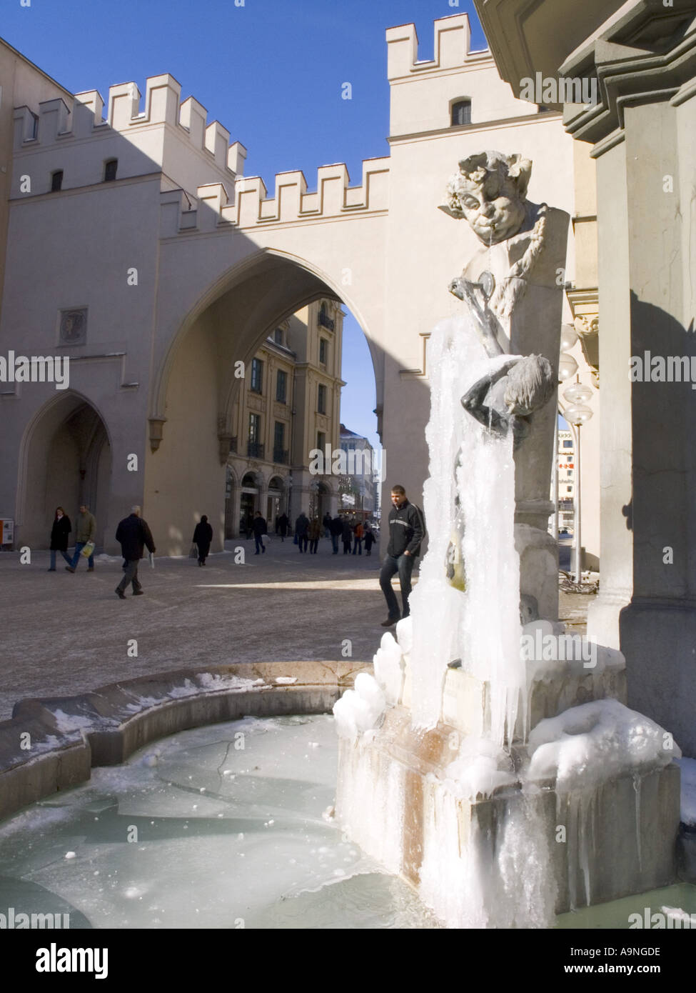 Statue Sculpture gelé près de Karlsplatz stachus tor gate plaza Bayern Munchen Munich bavaria Allemagne monument voyage arch Banque D'Images