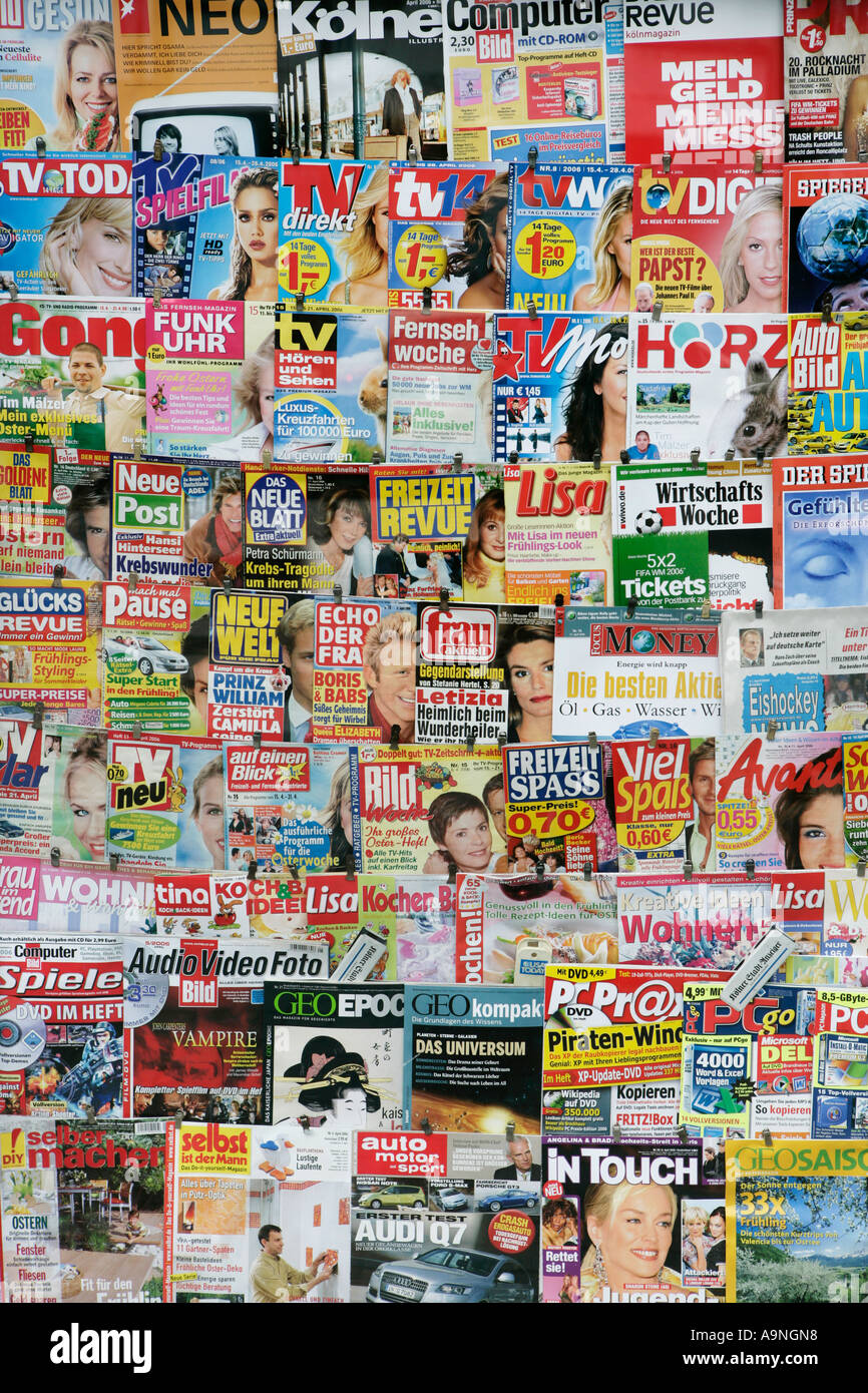 Allemagne, Cologne, des magazines dans un kiosque Banque D'Images