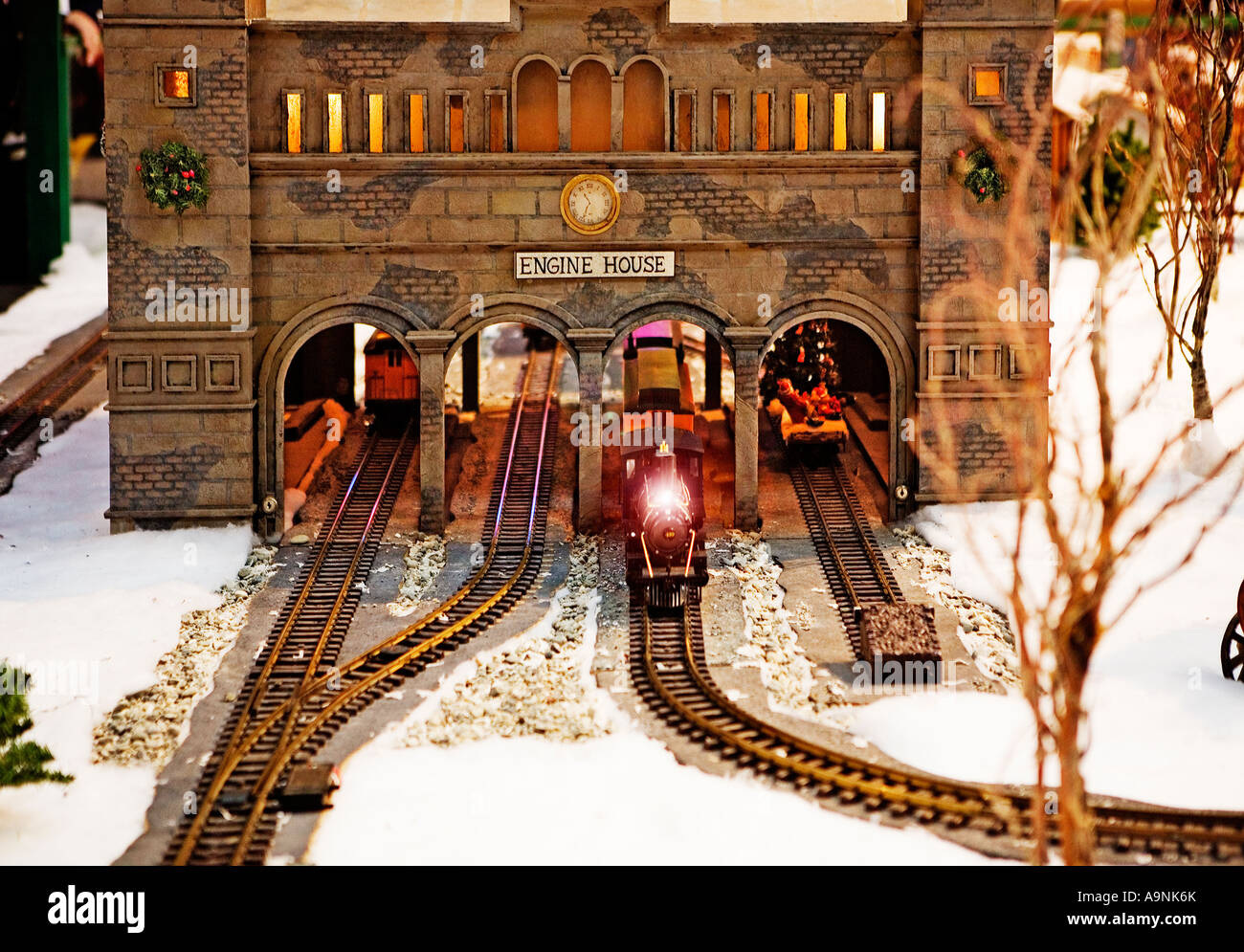 Image d'un train venant de modèle au moyen d'une chambre du moteur vers la caméra et commence à autour d'une courbe à partir d'une scène enneigée Banque D'Images