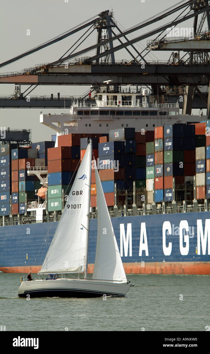 Le terminal sud de l'Angleterre. SCT chevauchent le déchargement des navires porte-conteneurs.France.Location en cours Banque D'Images