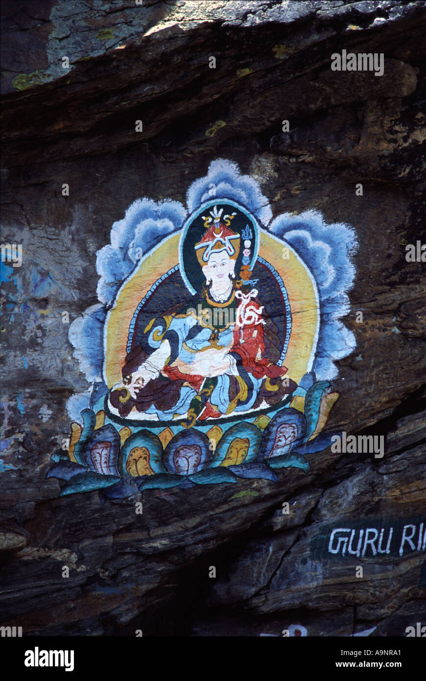 Une peinture bouddhiste sur une falaise près de l'Everest Banque D'Images