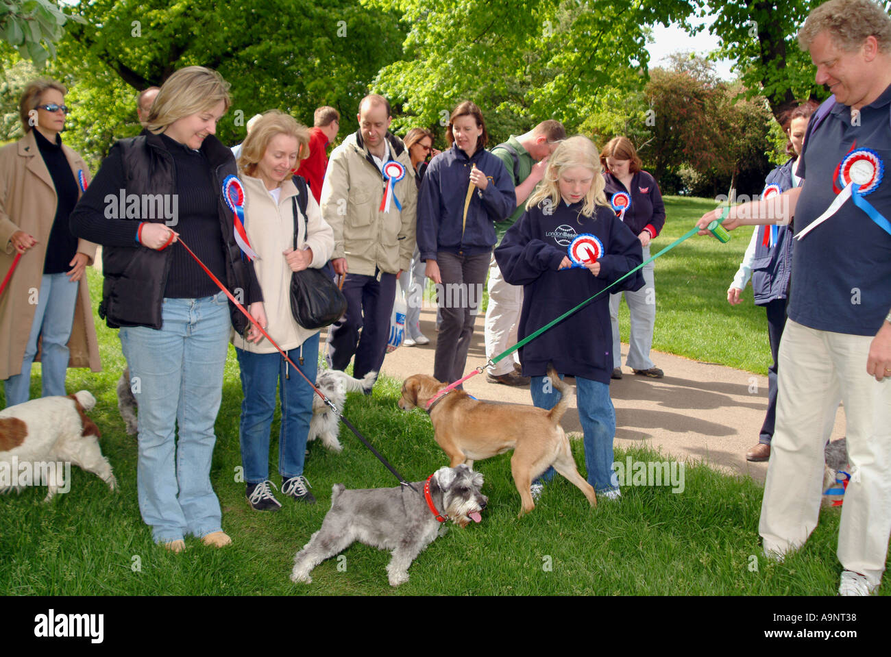 Les propriétaires de chiens à Regents Park POUR DES ÉVÉNEMENTS DE CHARITÉ LONDRES Banque D'Images