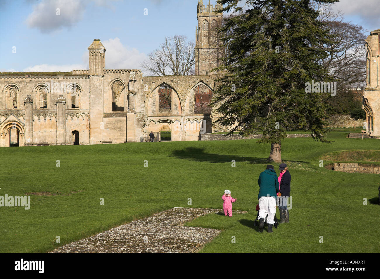 Glastonbury Abbey ruines ruines monastère en ruines de l'arc gothique de l'église le Somerset Angleterre Grande-bretagne angleterre Europe English British Banque D'Images