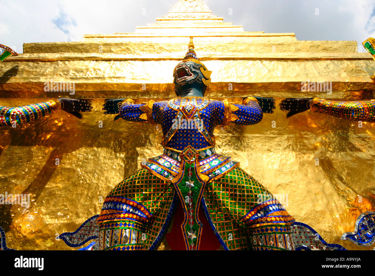 Guerrier sur golden chedi du Wat Phra Kaew Bangkok Thaïlande Banque D'Images