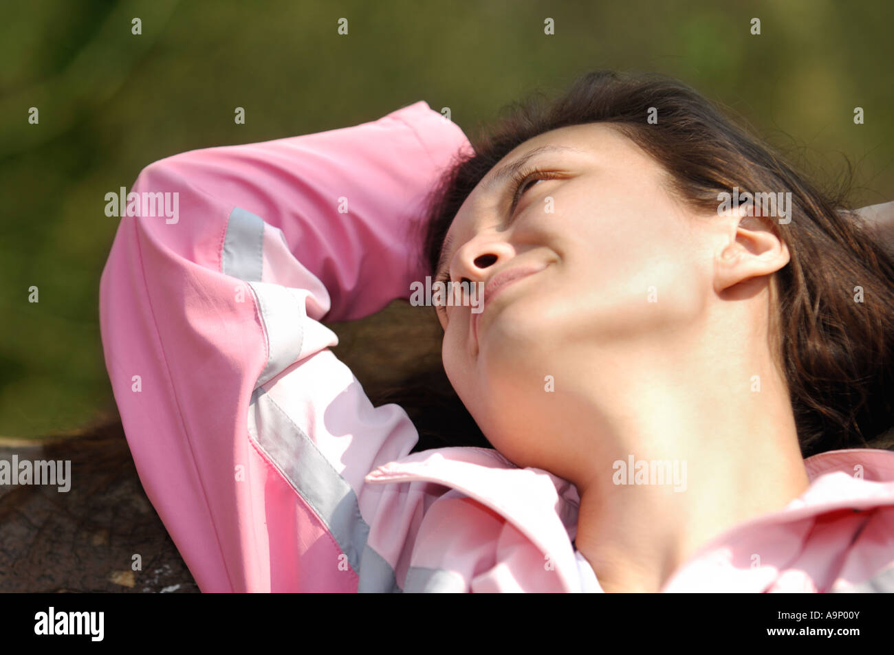 Jeune femme se détendre dans la nature libre face à l'extérieur Banque D'Images