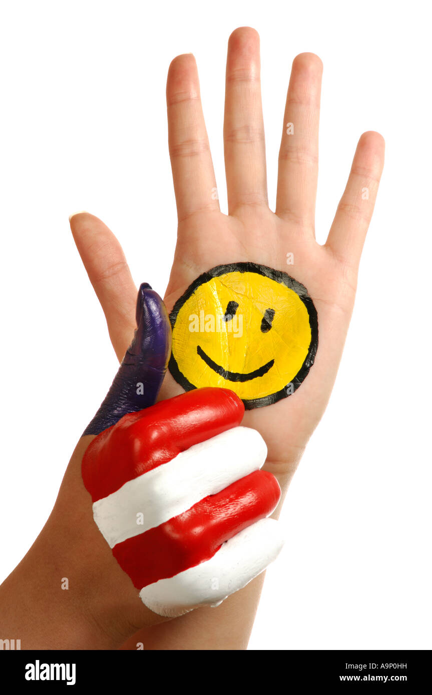 Les mains avec un drôle de sourire et couleurs nationales américaines showing thumb up concept patriotique geste découpe blanc isolé Banque D'Images