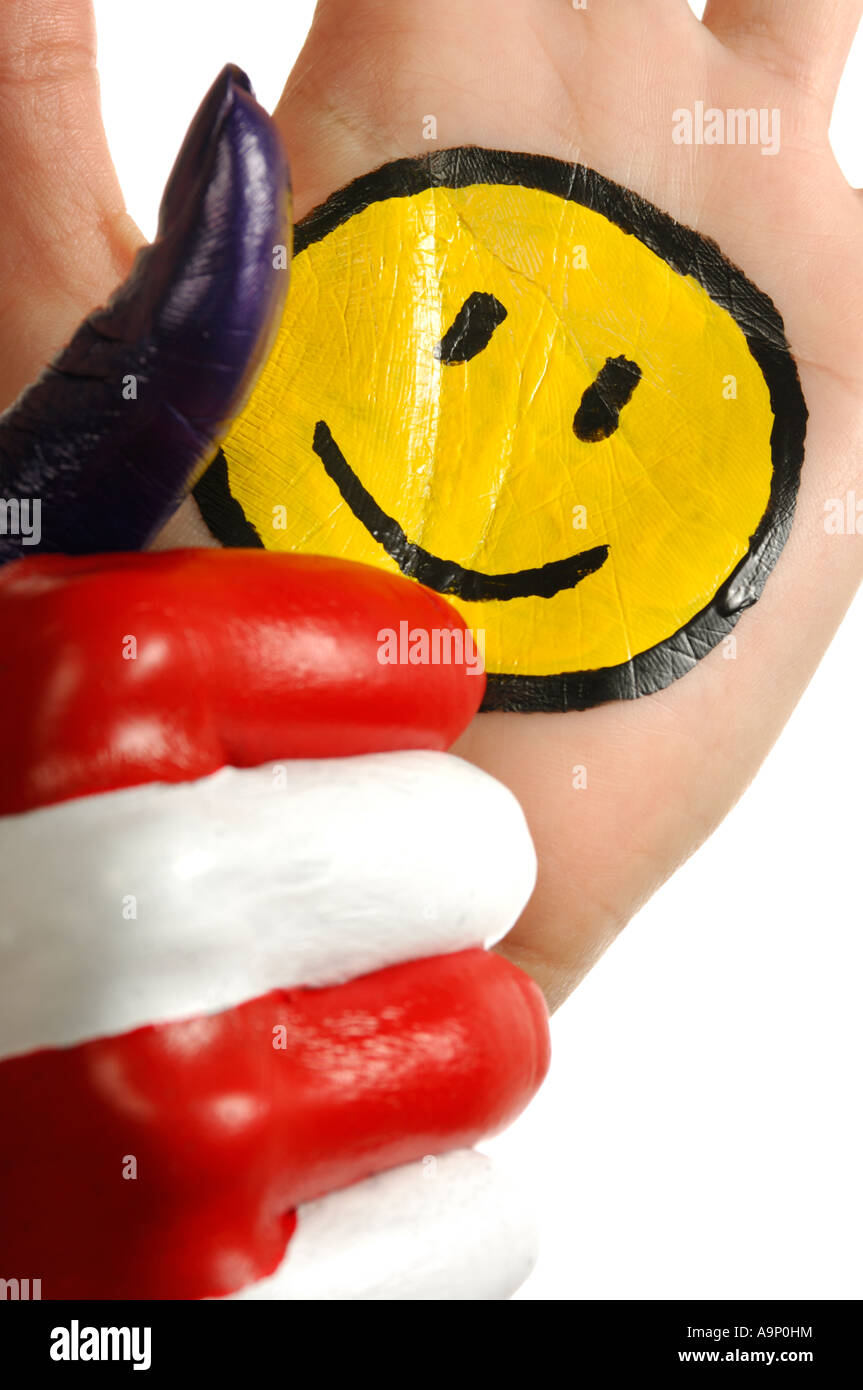 Les mains avec un drôle de sourire et couleurs nationales américaines showing thumb up concept patriotique geste Banque D'Images