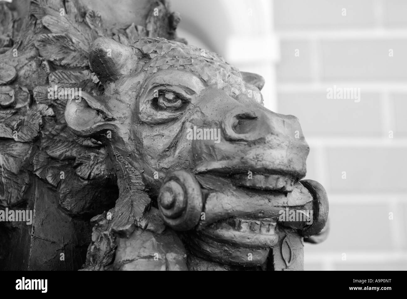 Avec un taureau de bronze sculpture décorative de défilement Banque D'Images
