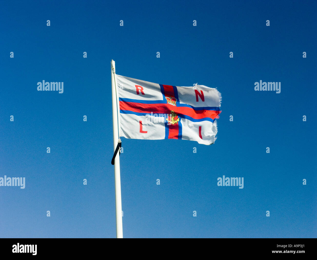 Le pavillon de la Royal National Lifeboat Institution RNLI voler dans un ciel bleu Banque D'Images