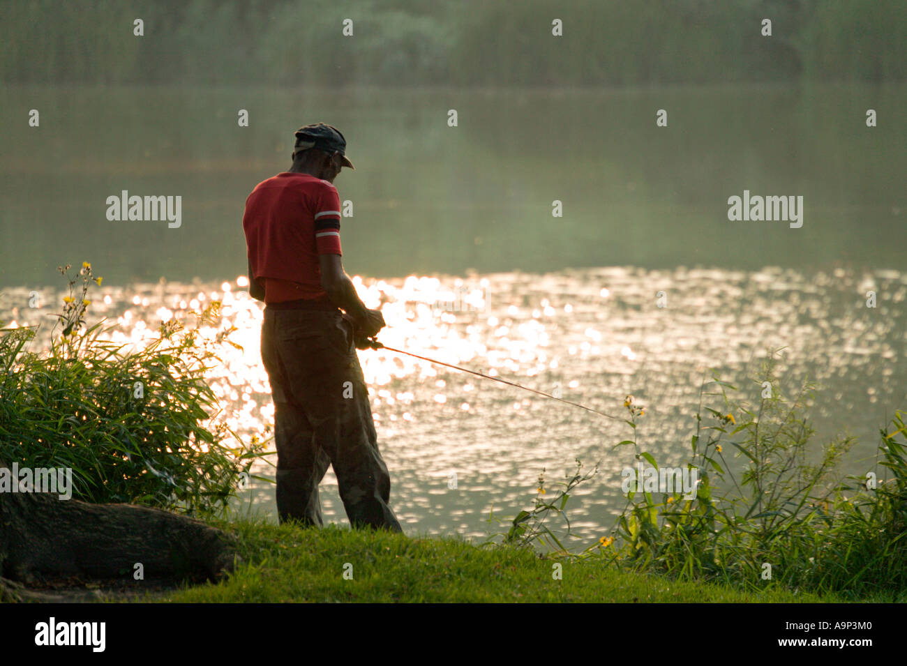 Man fishing in Juneau Lagoon Milwaukee Wisconsin USA Banque D'Images