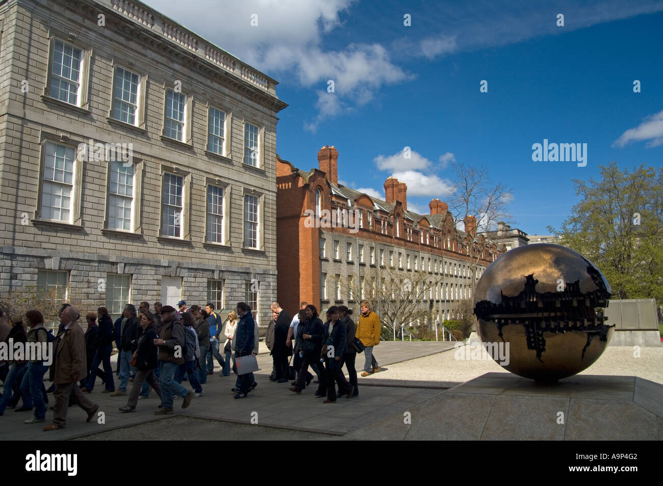 Un groupe de touristes à l'extérieur de la bibliothèque de Berkeley à Trinity College Dublin Banque D'Images