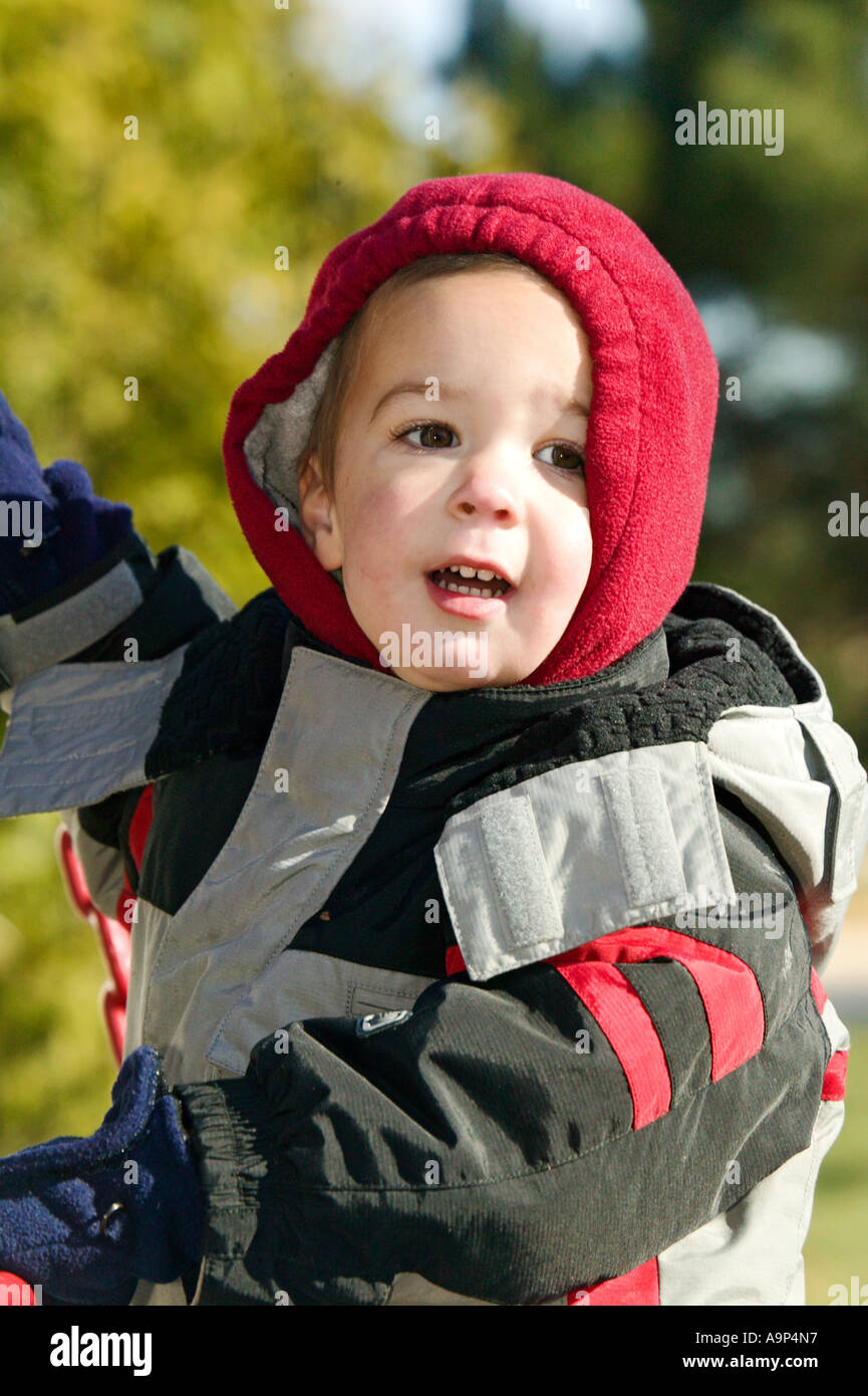 Petit garçon en manteau chaud à l'extérieur Photo Stock - Alamy