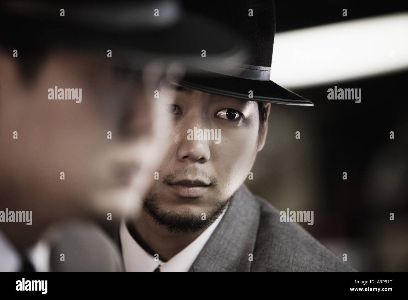 Portrait de deux jeunes hommes asiatiques portant des costumes et chapeaux Banque D'Images