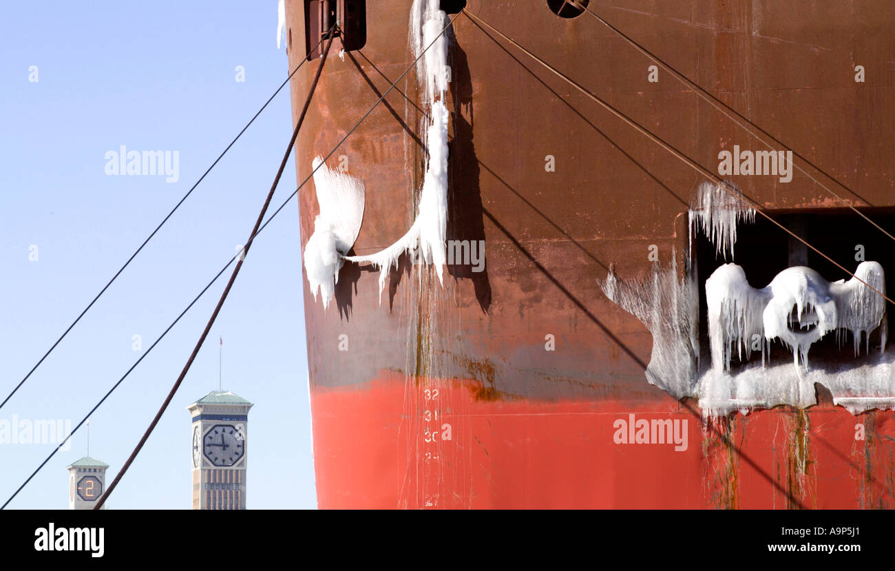 Cargo glacées avec Allen Bradley building Milwaukee Wisconsin USA Banque D'Images
