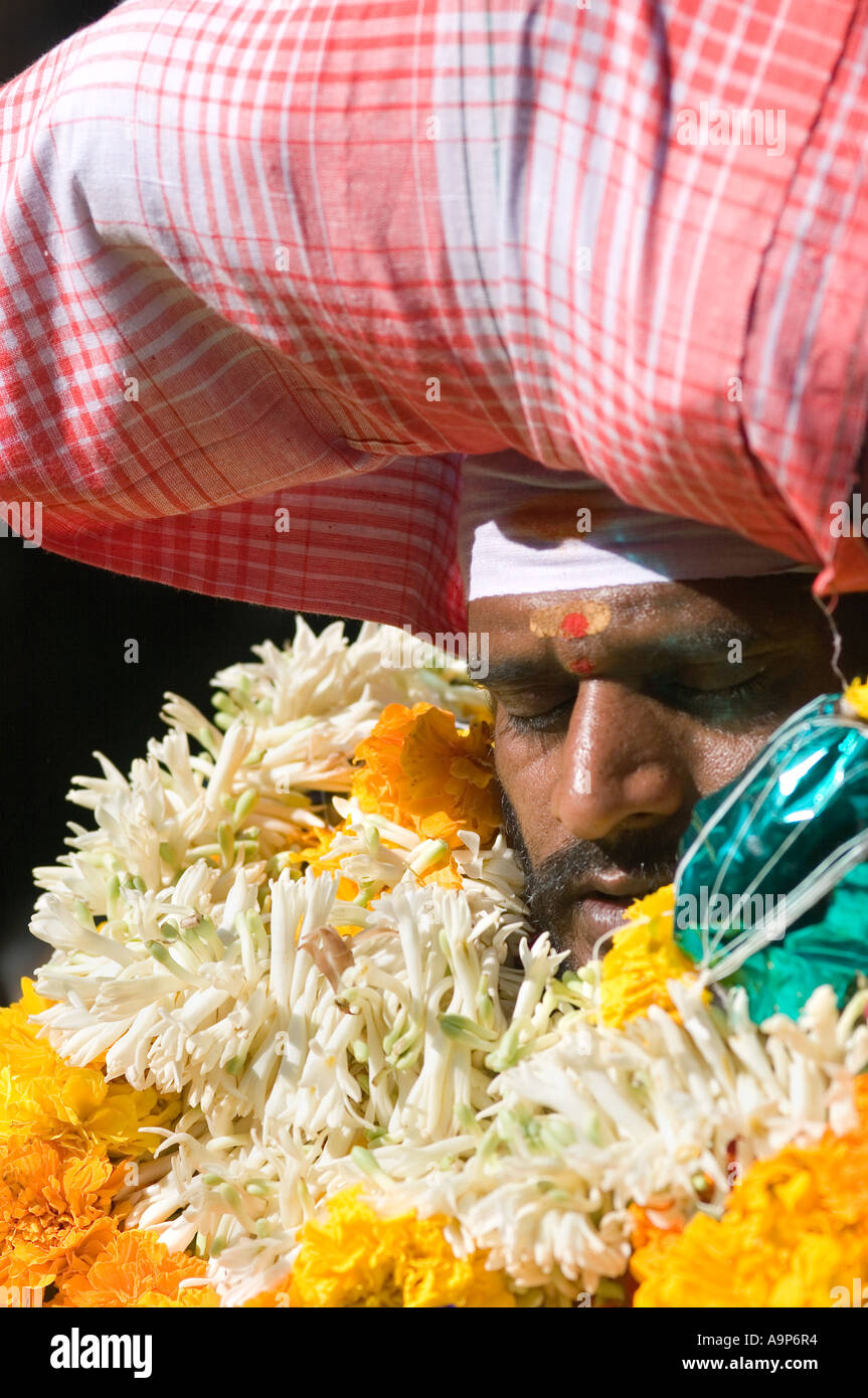 L'homme indien sur ayapa pèlerinage couverts dans les offres de fleurs Banque D'Images