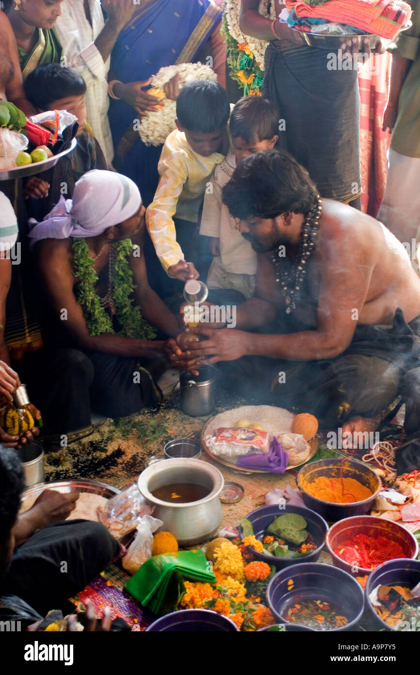 Les dévots d'ayyappa indiens effectuer une puja avant de réglage sur un pèlerinage temple Banque D'Images