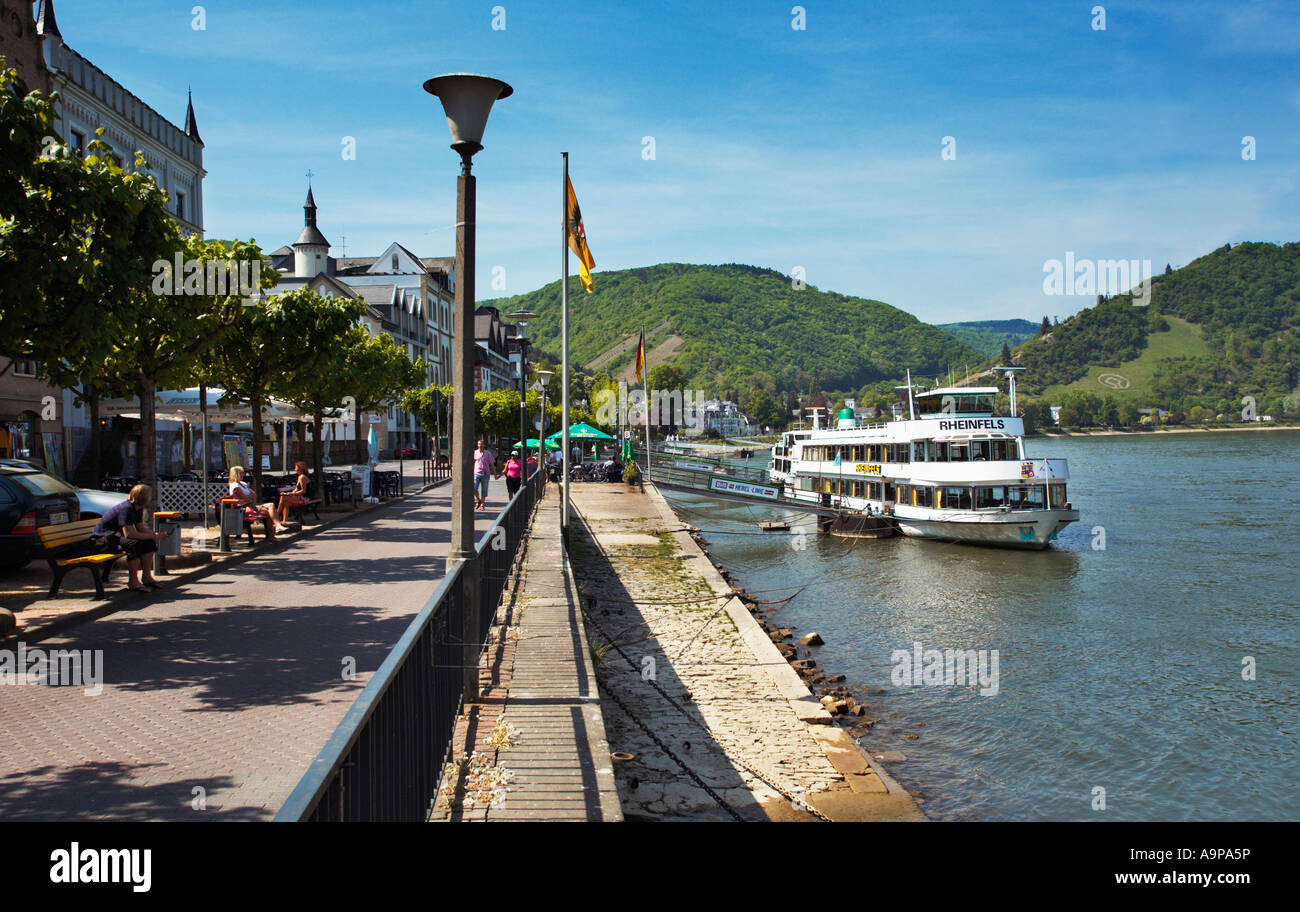 Croisière sur le fleuve du Rhin bateau amarré à la jolie ville de Boppard en Rhénanie, l'Allemagne, de l'Europe Banque D'Images