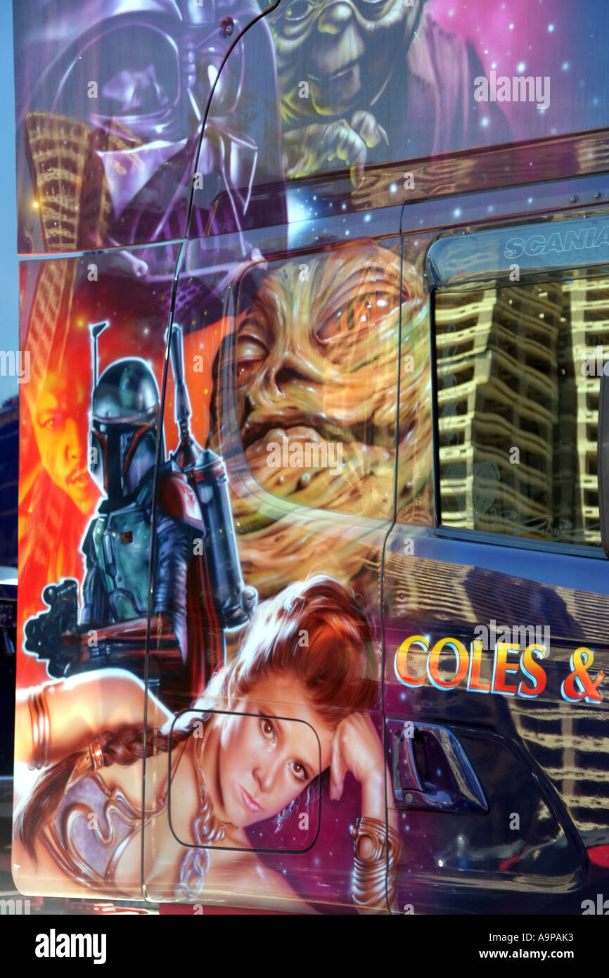 Murale airbrush de personnages de Star Wars sur un camion Scania avec palette de réflexions. Oxfordshire, Angleterre Banque D'Images