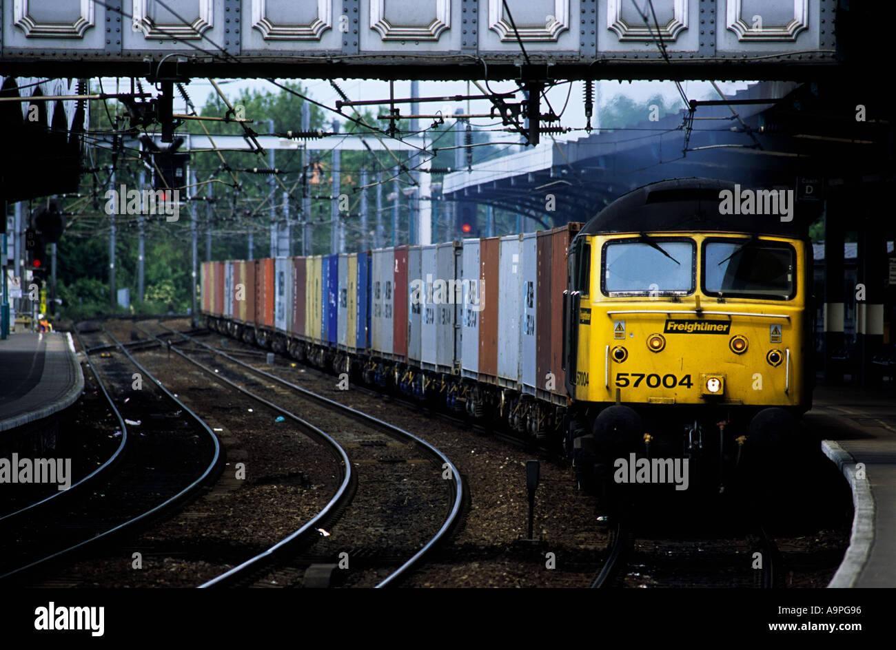 Freightliner de train de marchandises le port de Felixstowe qui traverse la station d'Ipswich, Suffolk, UK. Banque D'Images