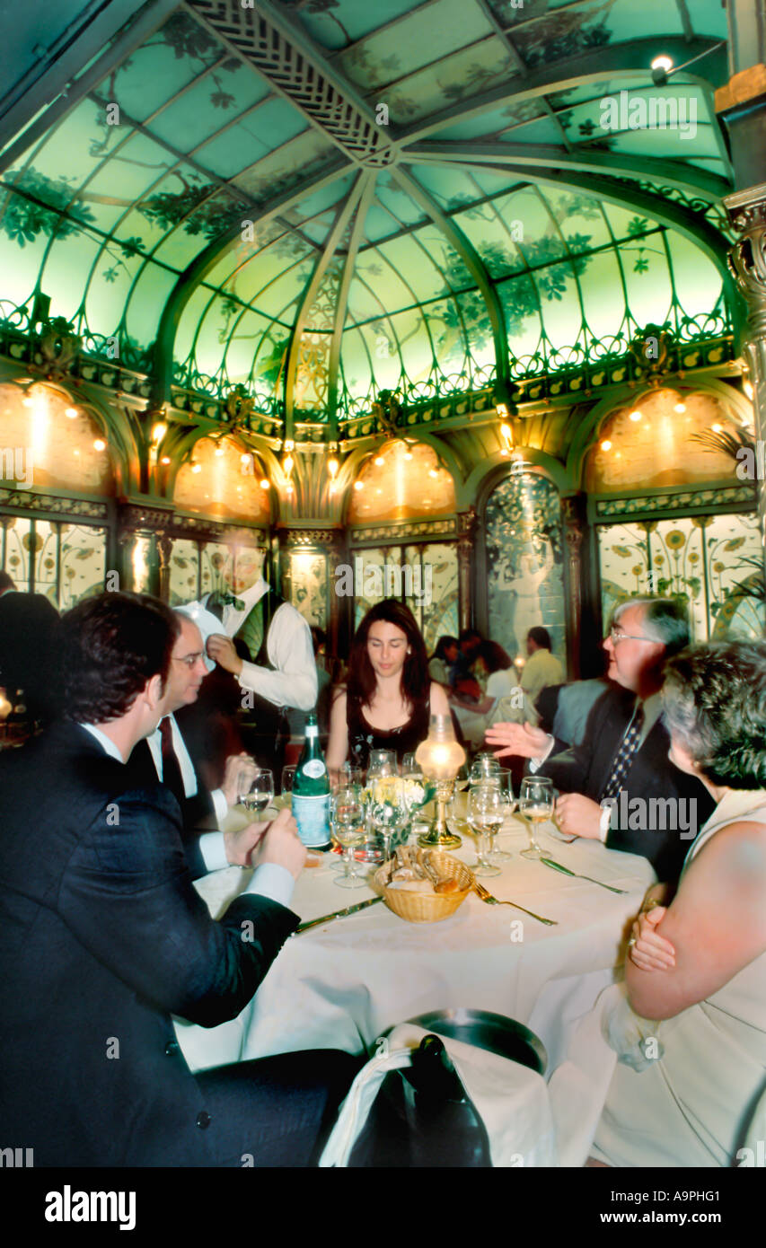 France, Paris, Groupe de gens d'affaires, partager des repas, dîner Table  dans le restaurant français traditionnel 'le fermette Marbeuf' restaurant  européen branché Photo Stock - Alamy