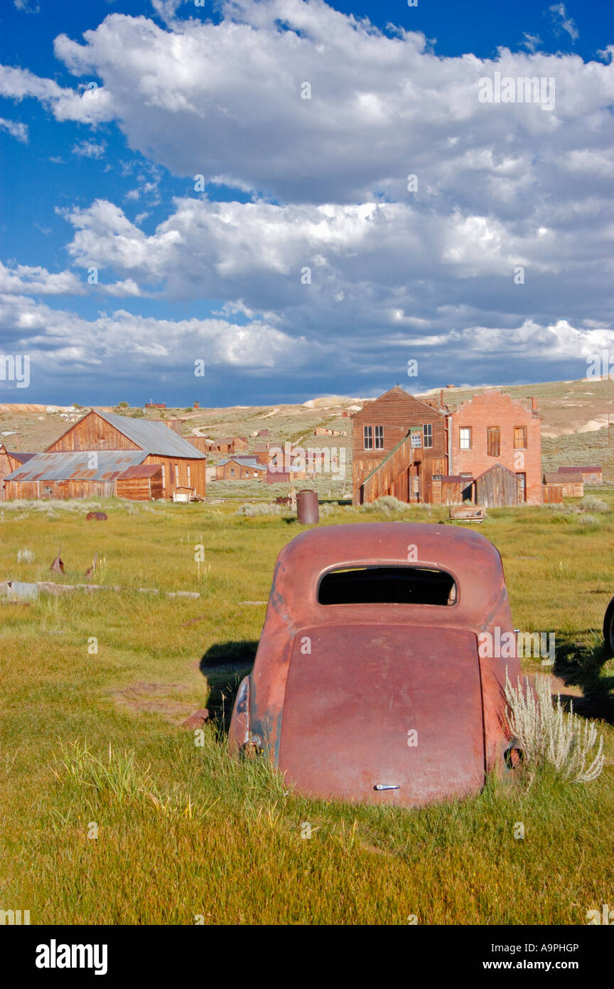 Voiture rouillée et les bâtiments sur la rue Main Bodie State Historic Park National Historic Landmark en Californie Banque D'Images