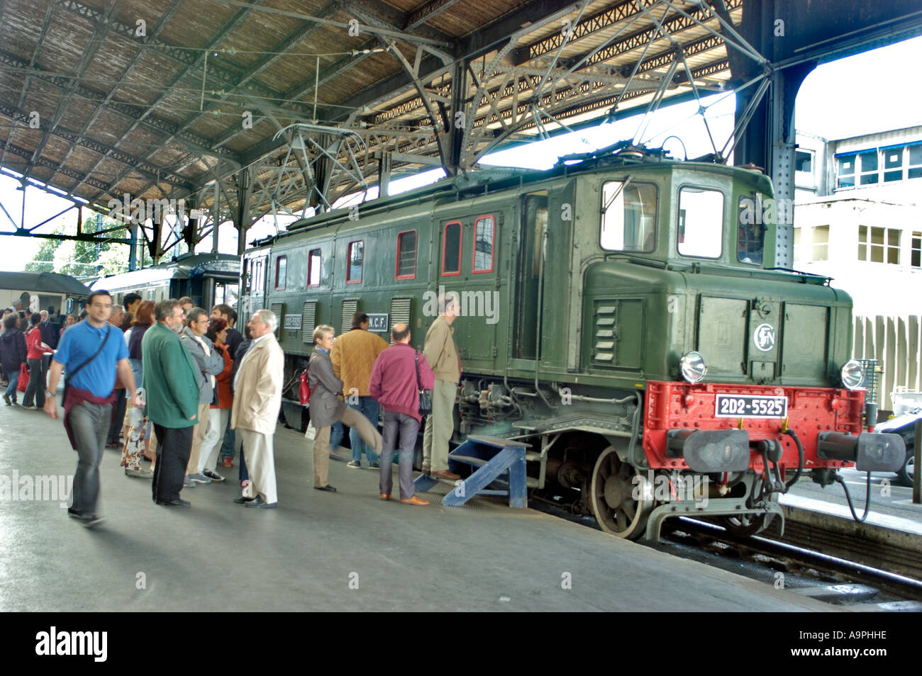 Paris France ,l'Orient Express en gare de l'Austerlitz Gare SNCF, moteur avant, plate-forme de la gare sncf Banque D'Images