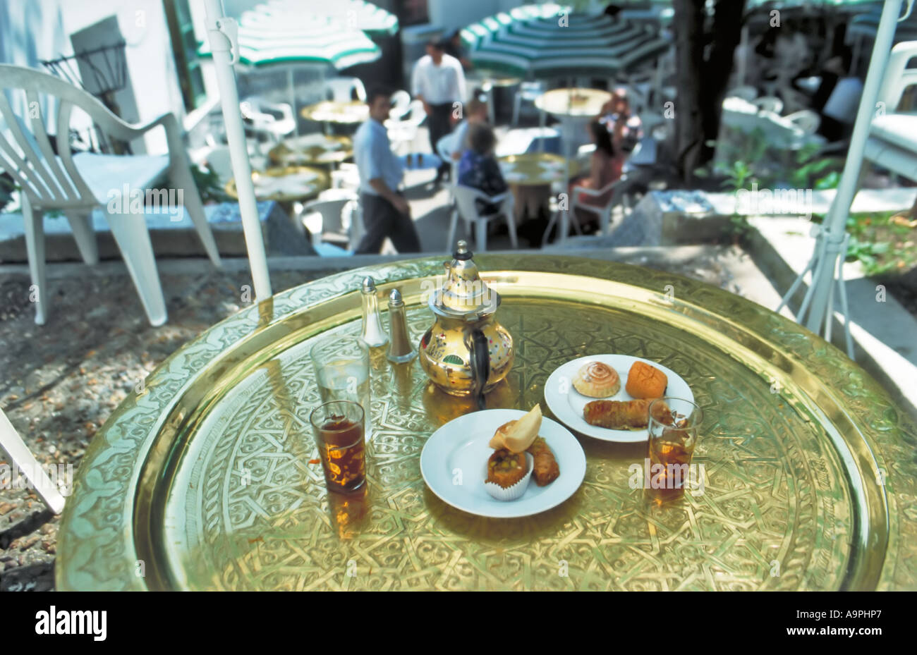 Paris France, le cuivre plateau de service à l'extérieur, sur la terrasse de "La Mosquée de Paris' 'café maure de la Mosquée de Paris' Tableau détaillé Banque D'Images