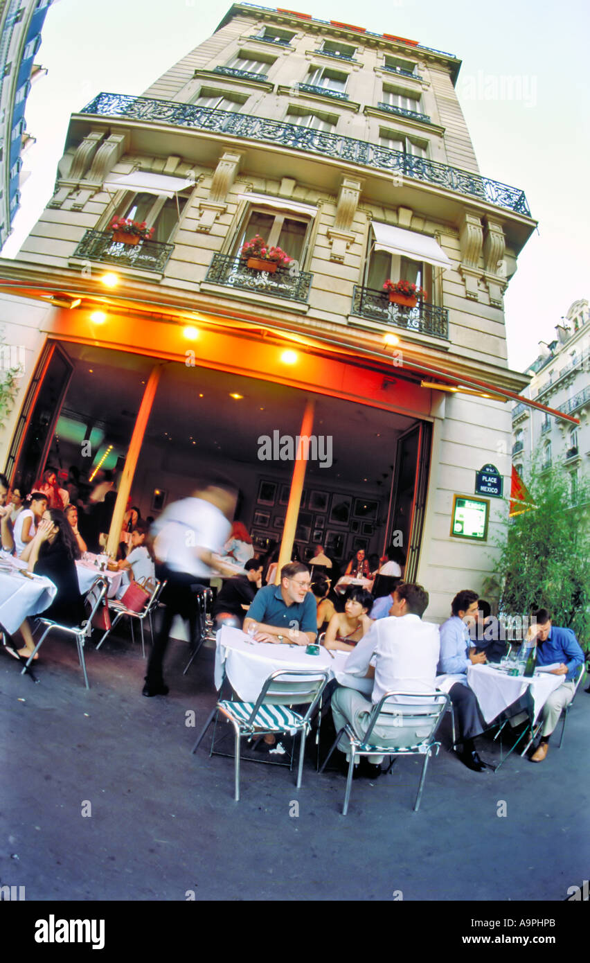 Paris France, Restaurant Bistro Français, foule de gens d'affaires, un déjeuner sur la terrasse de l' 'Kiosque avant de boire Banque D'Images