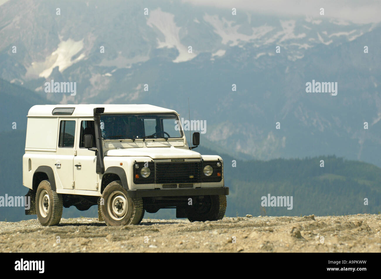 2003 mon Land Rover Defender 110 Station Wagon TD5 posant devant les Alpes  autrichiennes. Europe Autriche Hohentauern Steiermark Photo Stock - Alamy