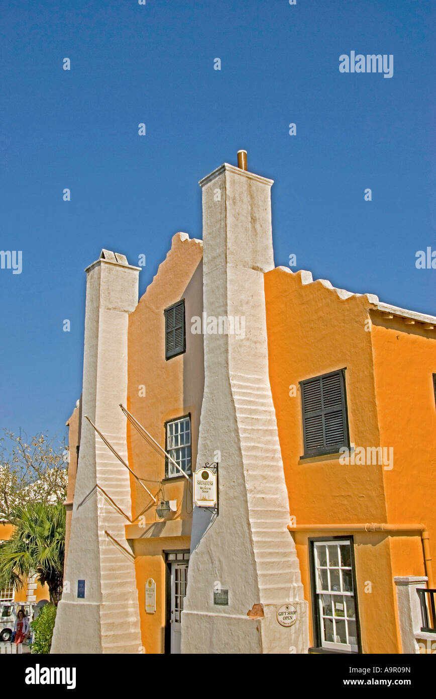 Les Bermudes St George cheminées bermudien toit blanc nervuré jaune Banque D'Images