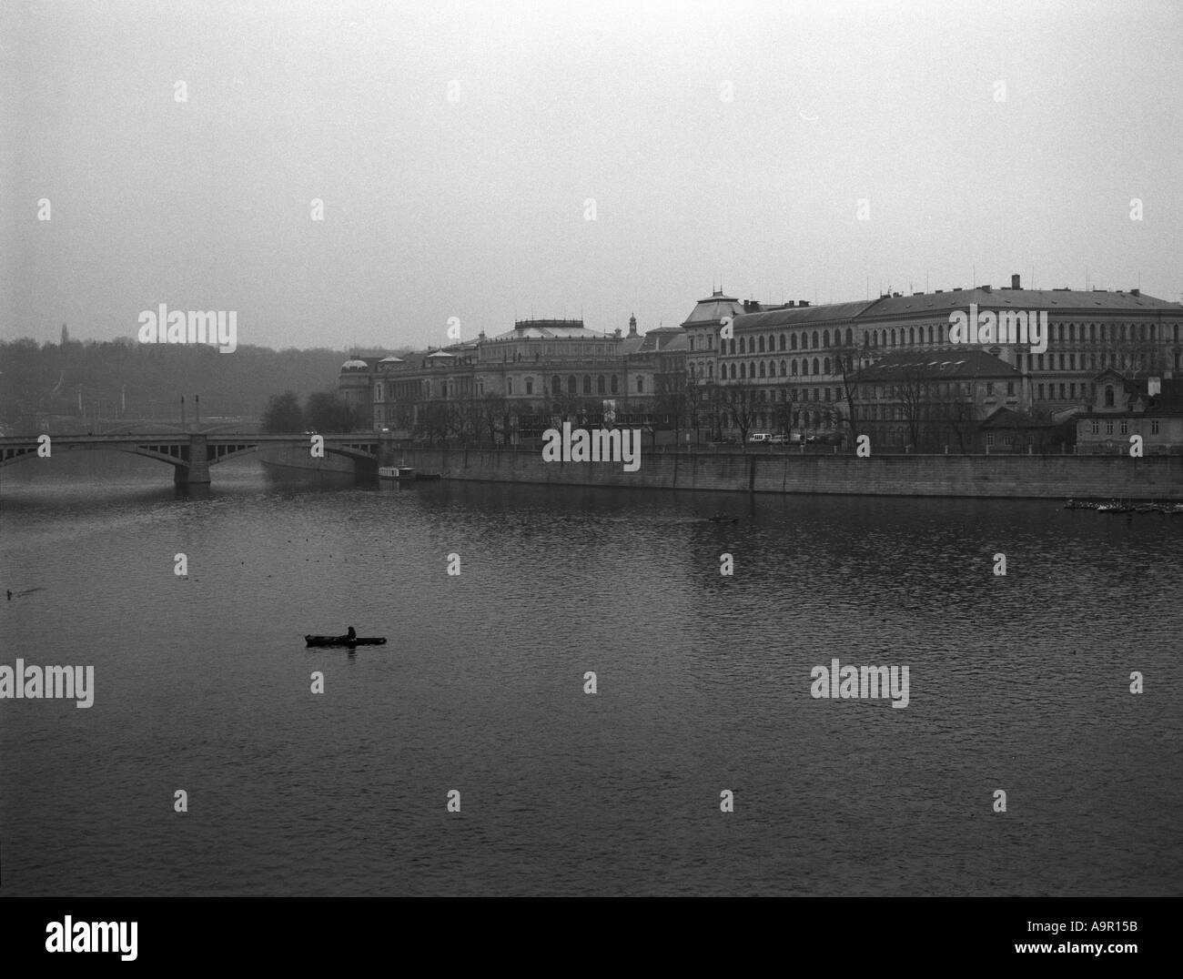 Une barque traverse la Vltava Prague République Tchèque Banque D'Images