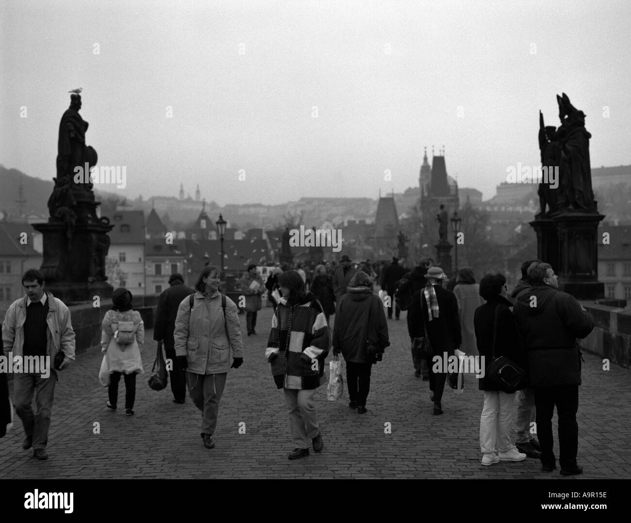 Les gens sur le Pont Charles Prague Banque D'Images