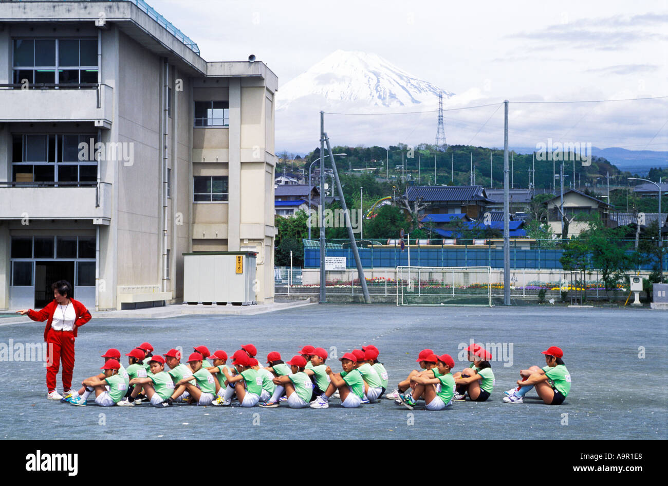 Les enfants de l'école d'aire sous le Mont Fuji sur l'île de Honshu au Japon Banque D'Images
