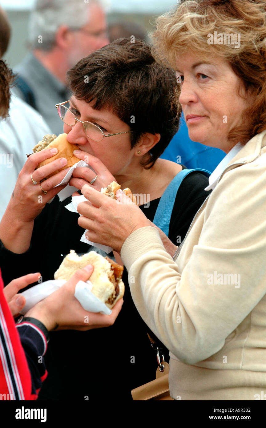 Eating burgers visiteurs à Ludlow Food Festival Shropshire England UK Banque D'Images