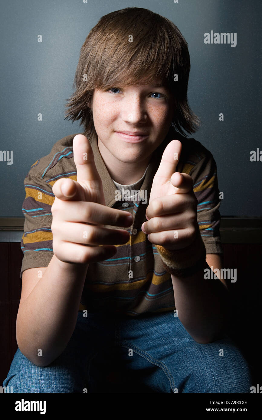 Teenage boy pointing at camera Banque D'Images