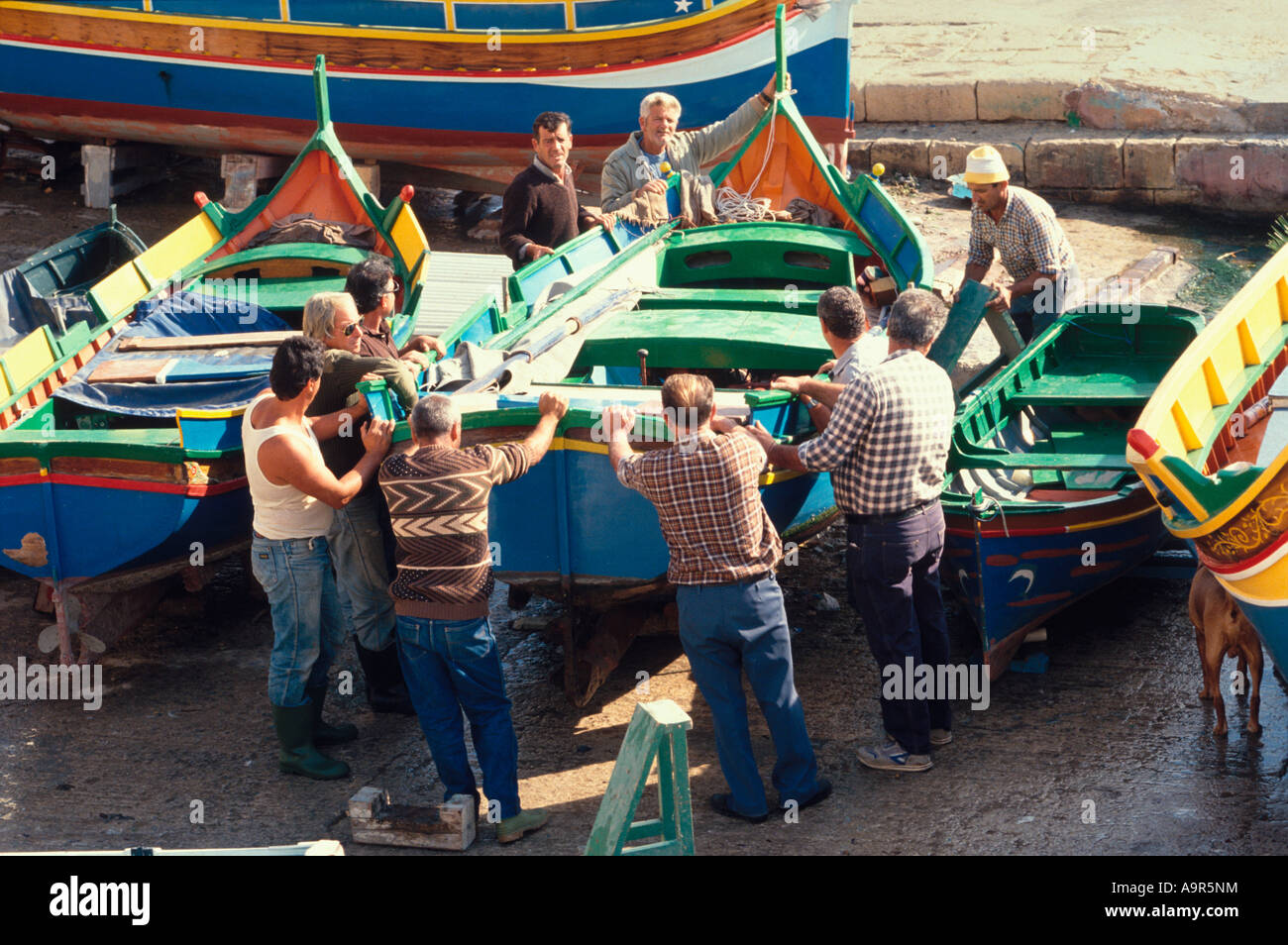 Un kajjikk transport bateau de pêche côtière de classe St Julian's Bay Malte Îles de Malte Mer Méditerranée Banque D'Images