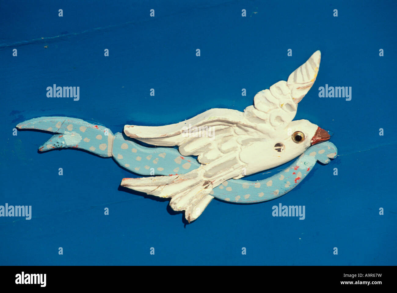 Décoration de coque sculptée sur un bateau de pêche côtière de classe kajjikk Marsaxlokk Malte Îles de Malte Mer Méditerranée Banque D'Images