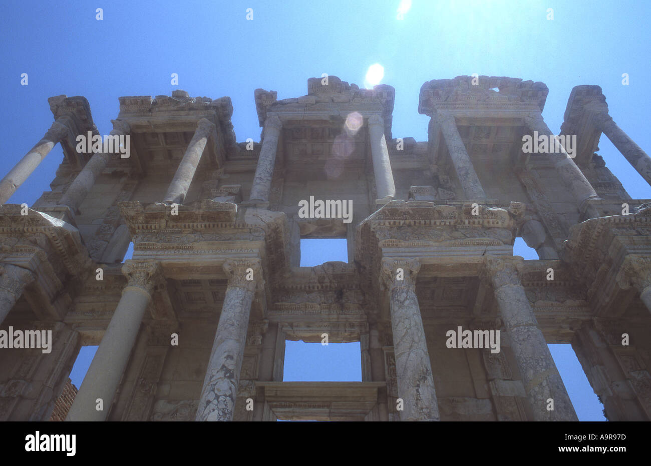 Ruines de la bibliothèque d'Ephèse Turquie avec la lumière du soleil qui traverse Banque D'Images