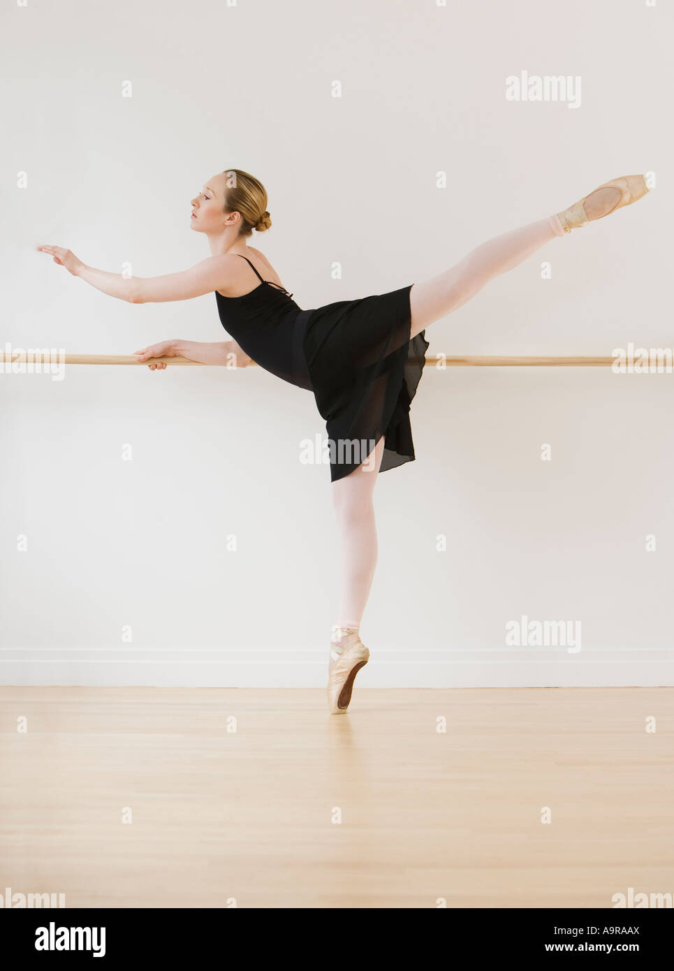 Femme danseuse de ballet dans un studio de danse Banque D'Images