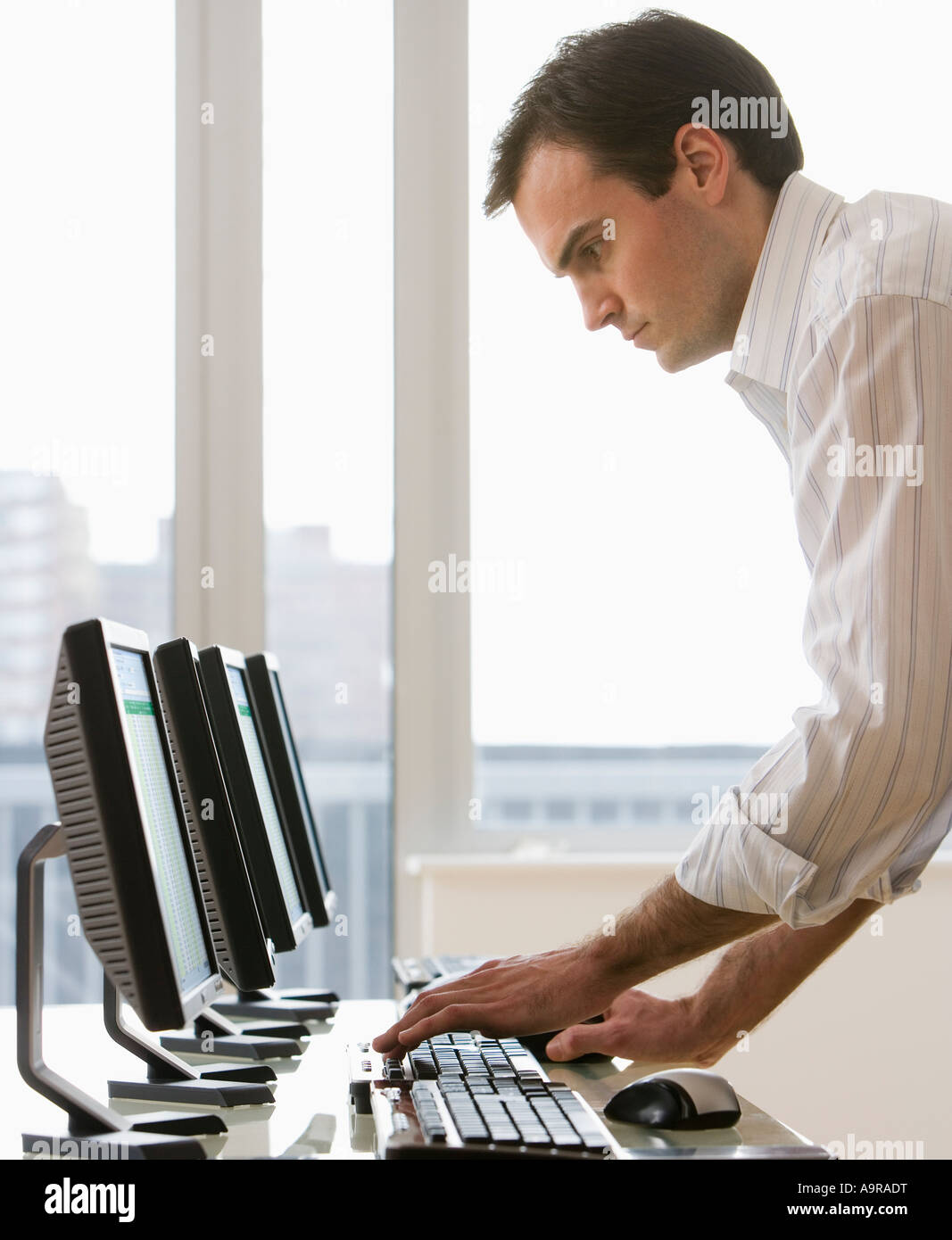 Businessman typing on computer Banque D'Images